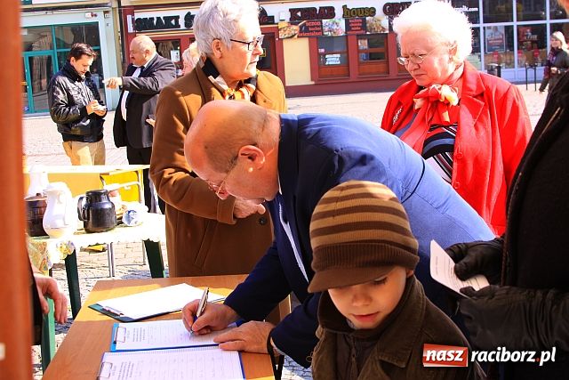 Zdjęcie w galerii na portalu naszraciborz.pl: Podpisy, znicze, smalczyk i słodycze wiadomości z regionu