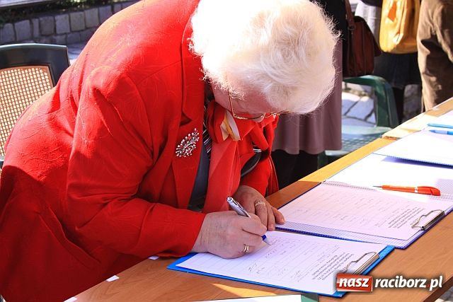 Zdjęcie w galerii na portalu naszraciborz.pl: Podpisy, znicze, smalczyk i słodycze wiadomości z regionu