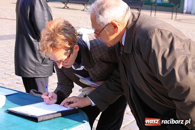 Zdjęcie w galerii na portalu naszraciborz.pl: Podpisy, znicze, smalczyk i słodycze wiadomości z regionu