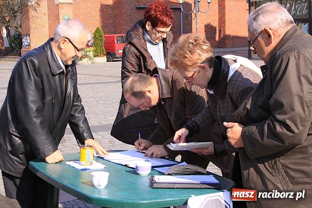 Zdjęcie w galerii na portalu naszraciborz.pl: Podpisy, znicze, smalczyk i słodycze wiadomości z regionu