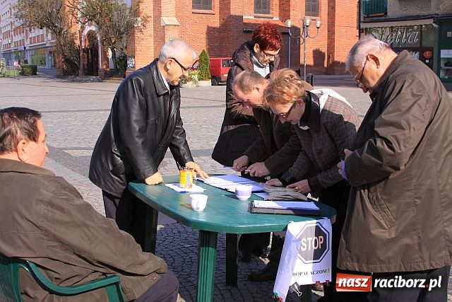 Zdjęcie w galerii na portalu naszraciborz.pl: Podpisy, znicze, smalczyk i słodycze wiadomości z regionu