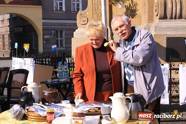 Zdjęcie w galerii na portalu naszraciborz.pl: Podpisy, znicze, smalczyk i słodycze wiadomości z regionu