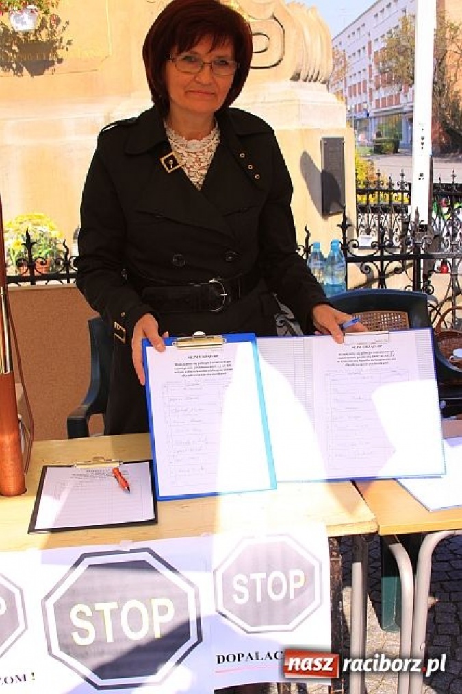 Zdjęcie w galerii na portalu naszraciborz.pl: Podpisy, znicze, smalczyk i słodycze wiadomości z regionu