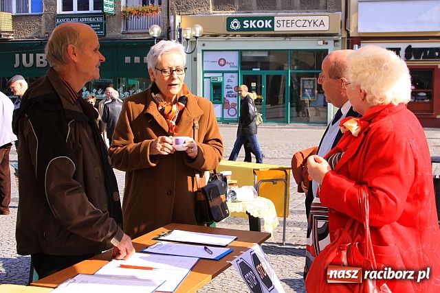 Zdjęcie w galerii na portalu naszraciborz.pl: Podpisy, znicze, smalczyk i słodycze wiadomości z regionu