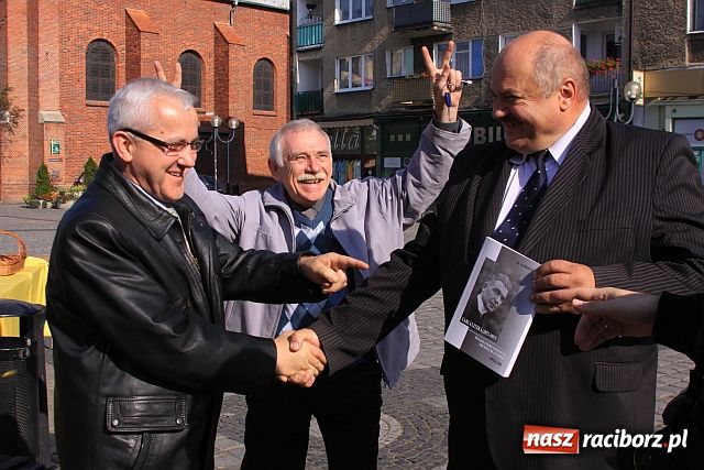 Zdjęcie w galerii na portalu naszraciborz.pl: Podpisy, znicze, smalczyk i słodycze wiadomości z regionu