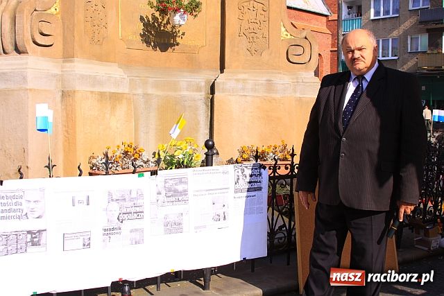 Zdjęcie w galerii na portalu naszraciborz.pl: Podpisy, znicze, smalczyk i słodycze wiadomości z regionu