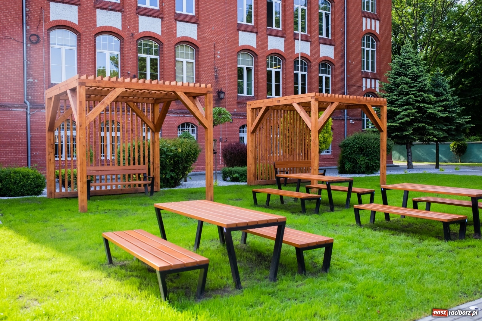 Zdjęcie w galerii na portalu naszraciborz.pl: Tężnia, obiekty sportowe, nagrody - wiceminister i członkini zarządu województwa w Raciborzu [FOTO i WIDEO] wiadomości z regionu