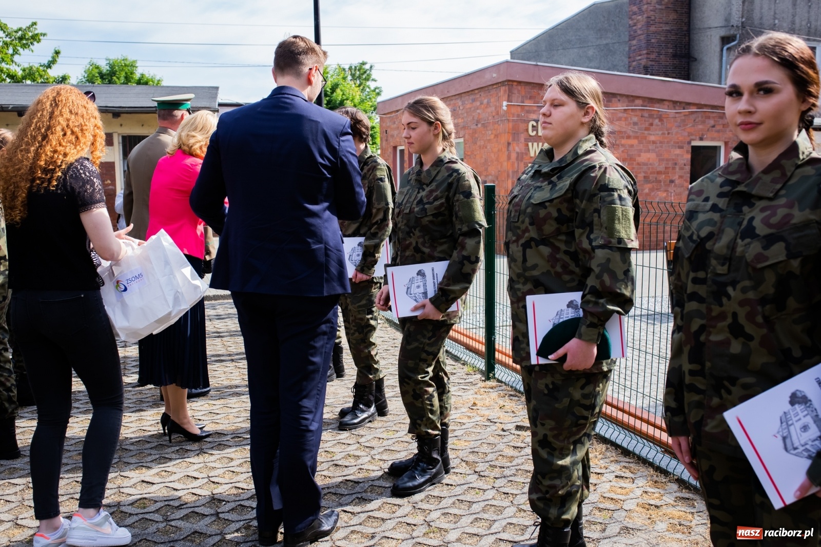 Zdjęcie w galerii na portalu naszraciborz.pl: Tężnia, obiekty sportowe, nagrody - wiceminister i członkini zarządu województwa w Raciborzu [FOTO i WIDEO] wiadomości z regionu