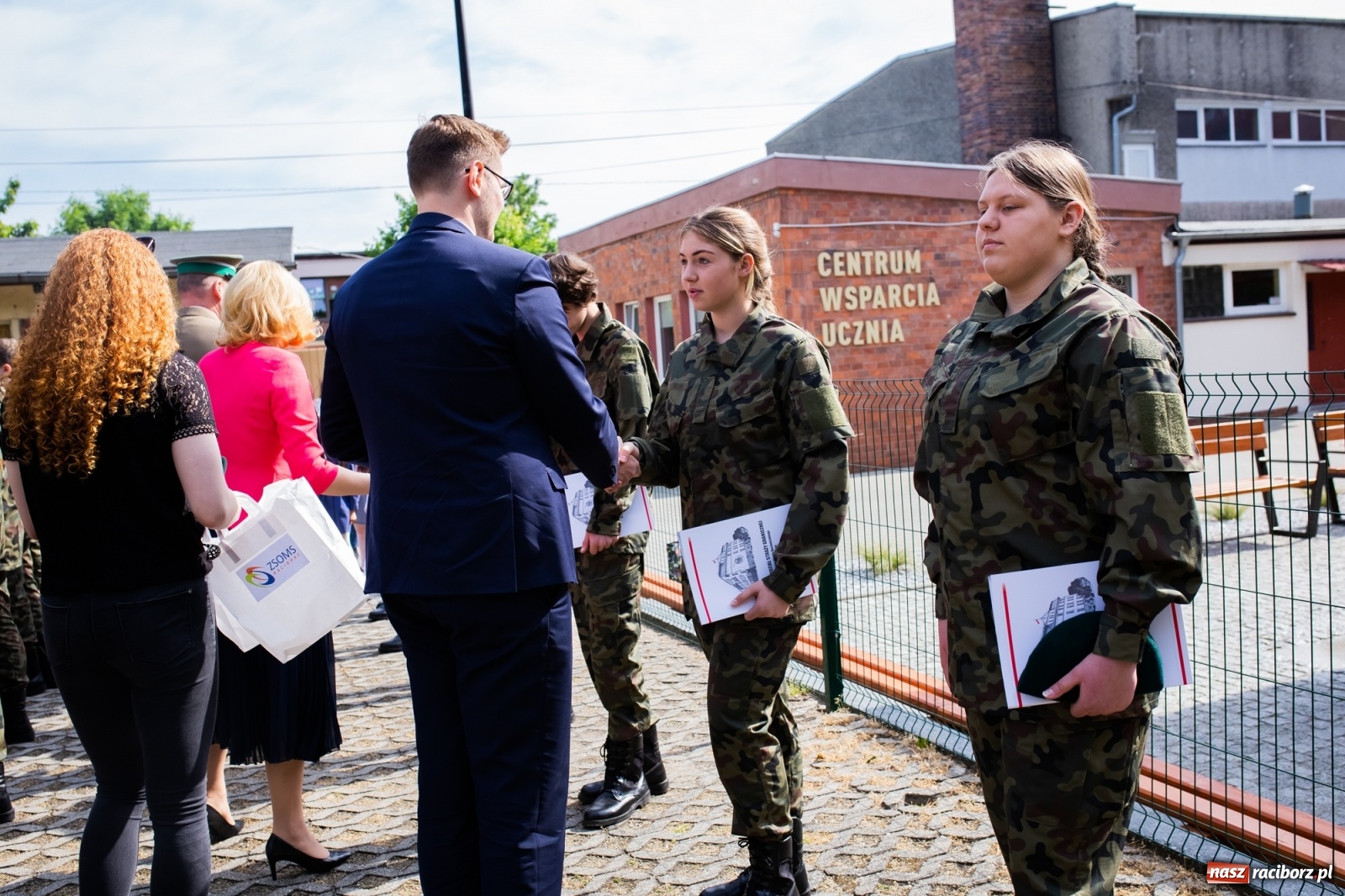 Zdjęcie w galerii na portalu naszraciborz.pl: Tężnia, obiekty sportowe, nagrody - wiceminister i członkini zarządu województwa w Raciborzu [FOTO i WIDEO] wiadomości z regionu