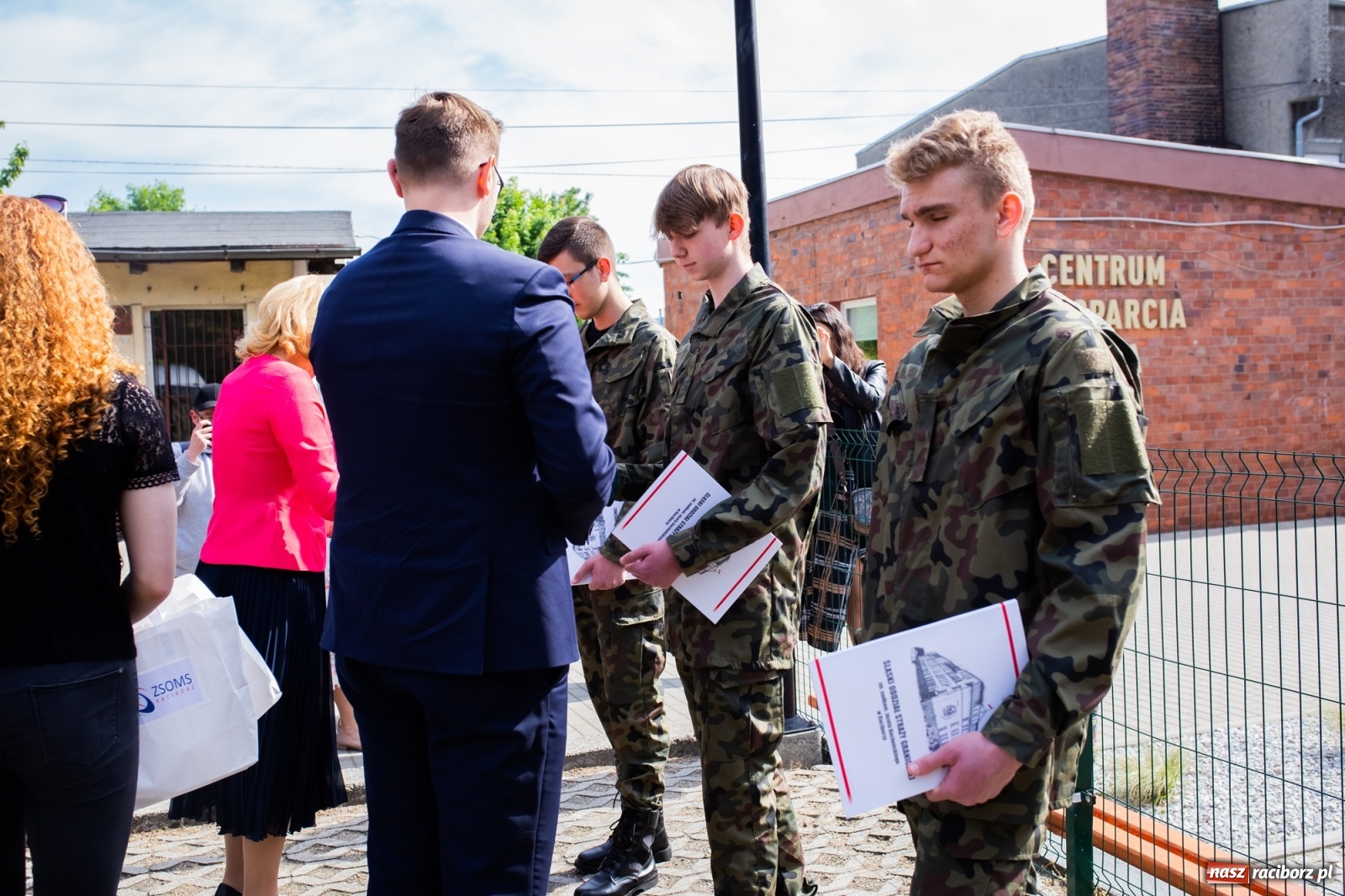 Zdjęcie w galerii na portalu naszraciborz.pl: Tężnia, obiekty sportowe, nagrody - wiceminister i członkini zarządu województwa w Raciborzu [FOTO i WIDEO] wiadomości z regionu
