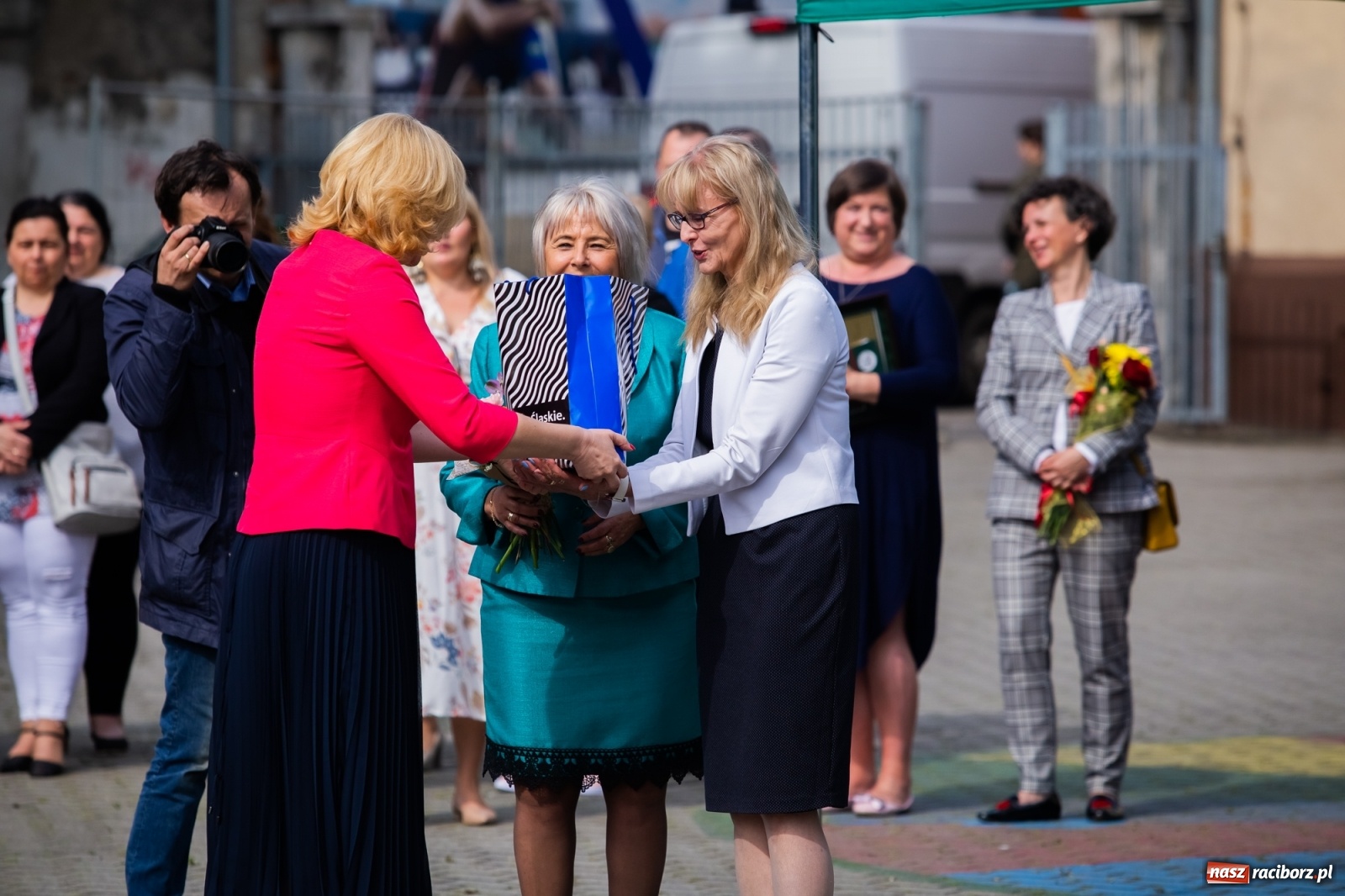 Zdjęcie w galerii na portalu naszraciborz.pl: Tężnia, obiekty sportowe, nagrody - wiceminister i członkini zarządu województwa w Raciborzu [FOTO i WIDEO] wiadomości z regionu