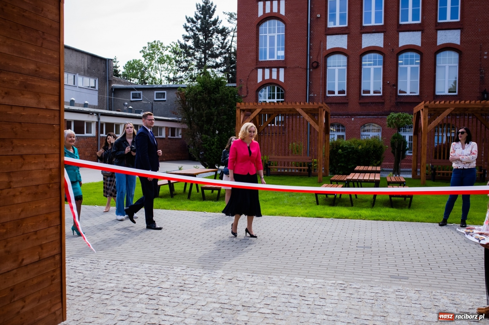 Zdjęcie w galerii na portalu naszraciborz.pl: Tężnia, obiekty sportowe, nagrody - wiceminister i członkini zarządu województwa w Raciborzu [FOTO i WIDEO] wiadomości z regionu