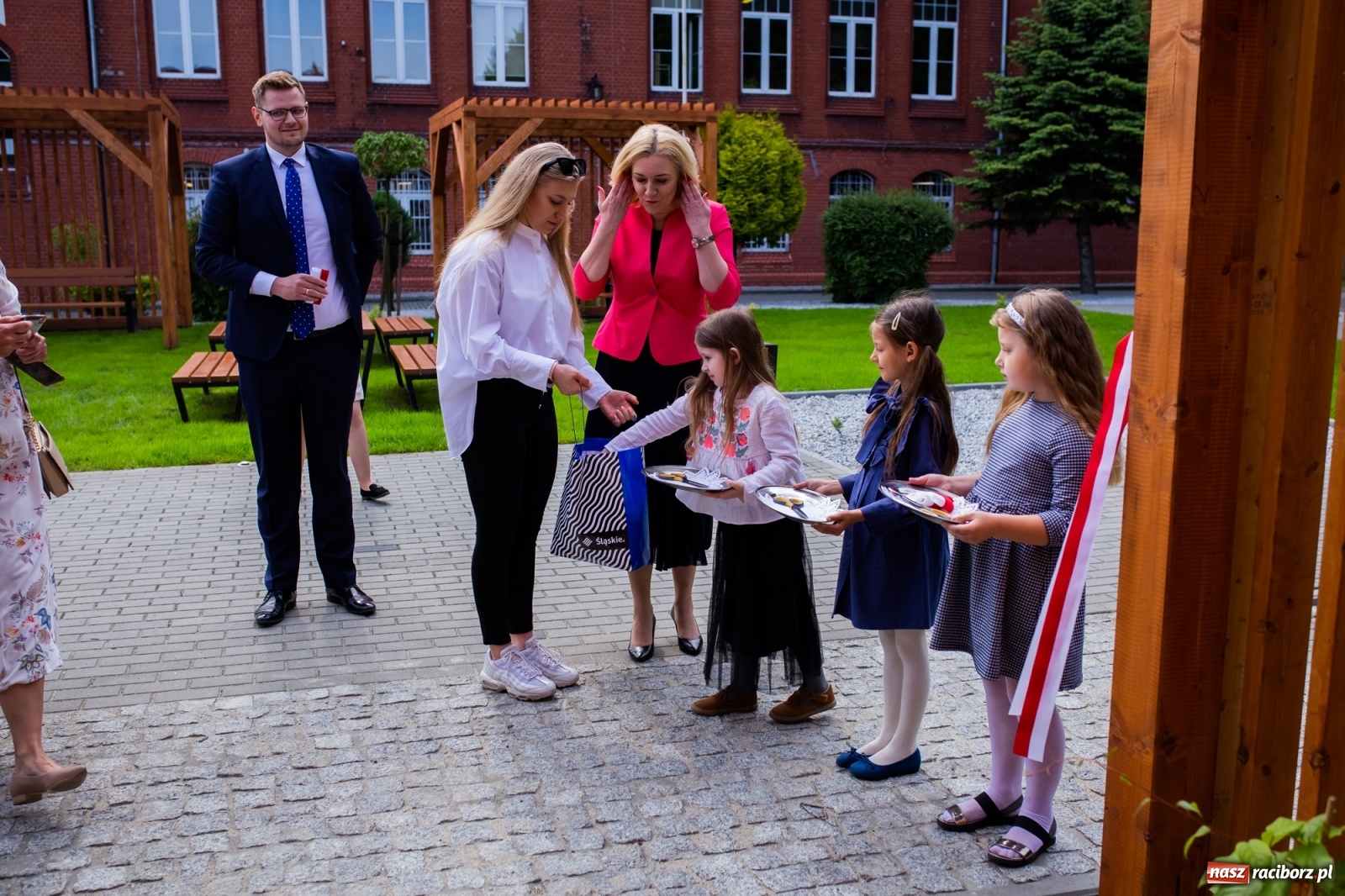 Zdjęcie w galerii na portalu naszraciborz.pl: Tężnia, obiekty sportowe, nagrody - wiceminister i członkini zarządu województwa w Raciborzu [FOTO i WIDEO] wiadomości z regionu