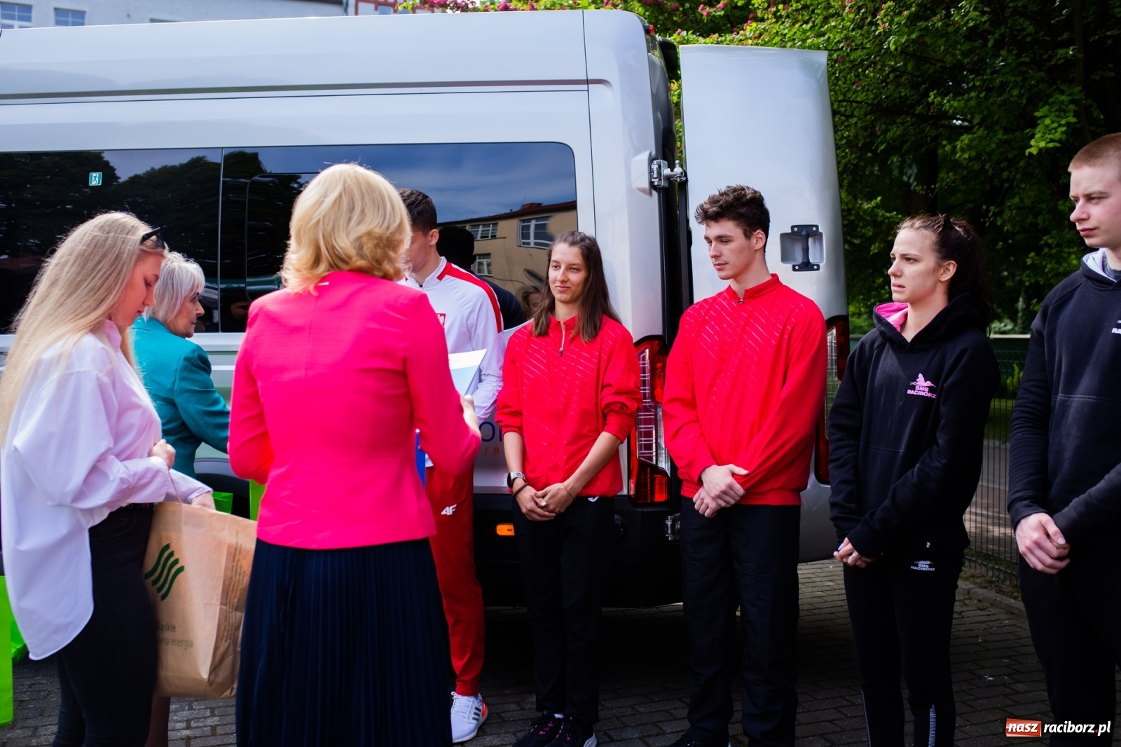 Zdjęcie w galerii na portalu naszraciborz.pl: Tężnia, obiekty sportowe, nagrody - wiceminister i członkini zarządu województwa w Raciborzu [FOTO i WIDEO] wiadomości z regionu