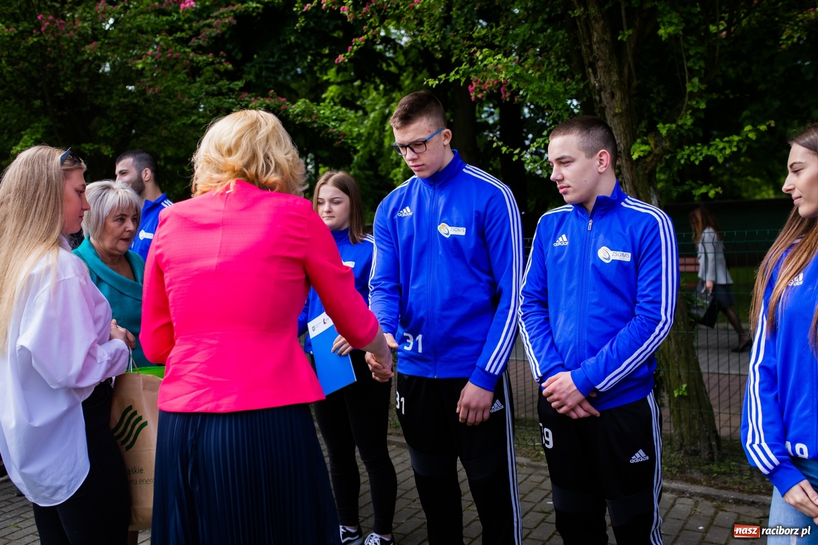 Zdjęcie w galerii na portalu naszraciborz.pl: Tężnia, obiekty sportowe, nagrody - wiceminister i członkini zarządu województwa w Raciborzu [FOTO i WIDEO] wiadomości z regionu