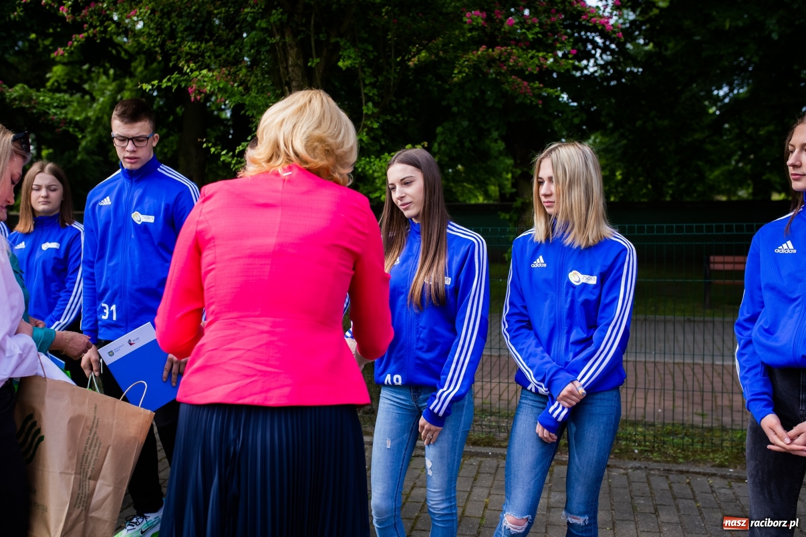 Zdjęcie w galerii na portalu naszraciborz.pl: Tężnia, obiekty sportowe, nagrody - wiceminister i członkini zarządu województwa w Raciborzu [FOTO i WIDEO] wiadomości z regionu