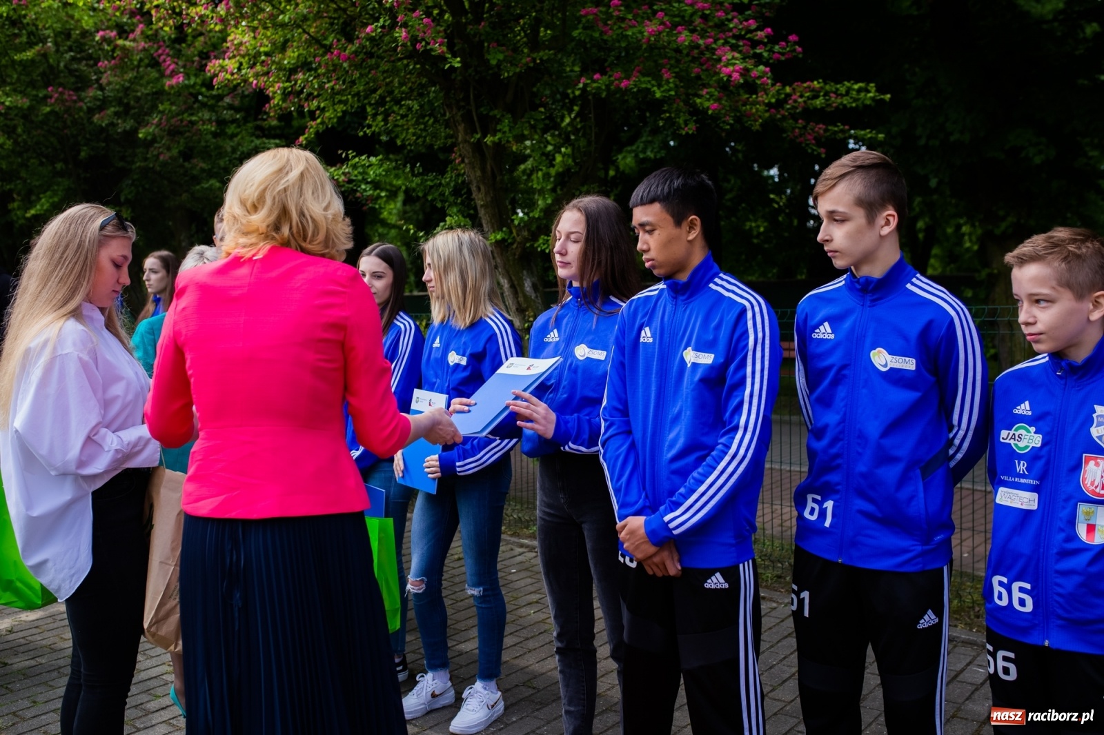 Zdjęcie w galerii na portalu naszraciborz.pl: Tężnia, obiekty sportowe, nagrody - wiceminister i członkini zarządu województwa w Raciborzu [FOTO i WIDEO] wiadomości z regionu