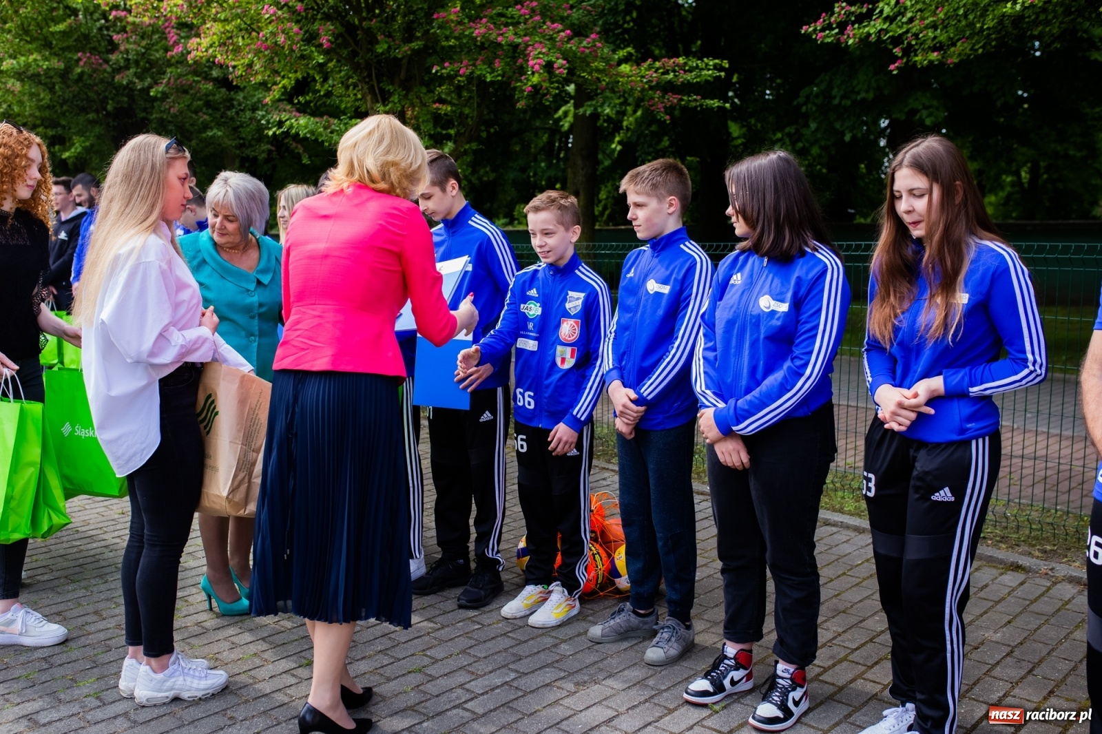 Zdjęcie w galerii na portalu naszraciborz.pl: Tężnia, obiekty sportowe, nagrody - wiceminister i członkini zarządu województwa w Raciborzu [FOTO i WIDEO] wiadomości z regionu