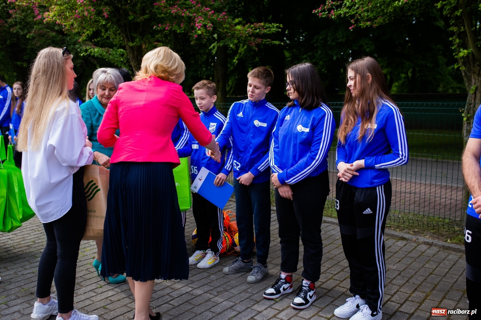 Zdjęcie w galerii na portalu naszraciborz.pl: Tężnia, obiekty sportowe, nagrody - wiceminister i członkini zarządu województwa w Raciborzu [FOTO i WIDEO] wiadomości z regionu