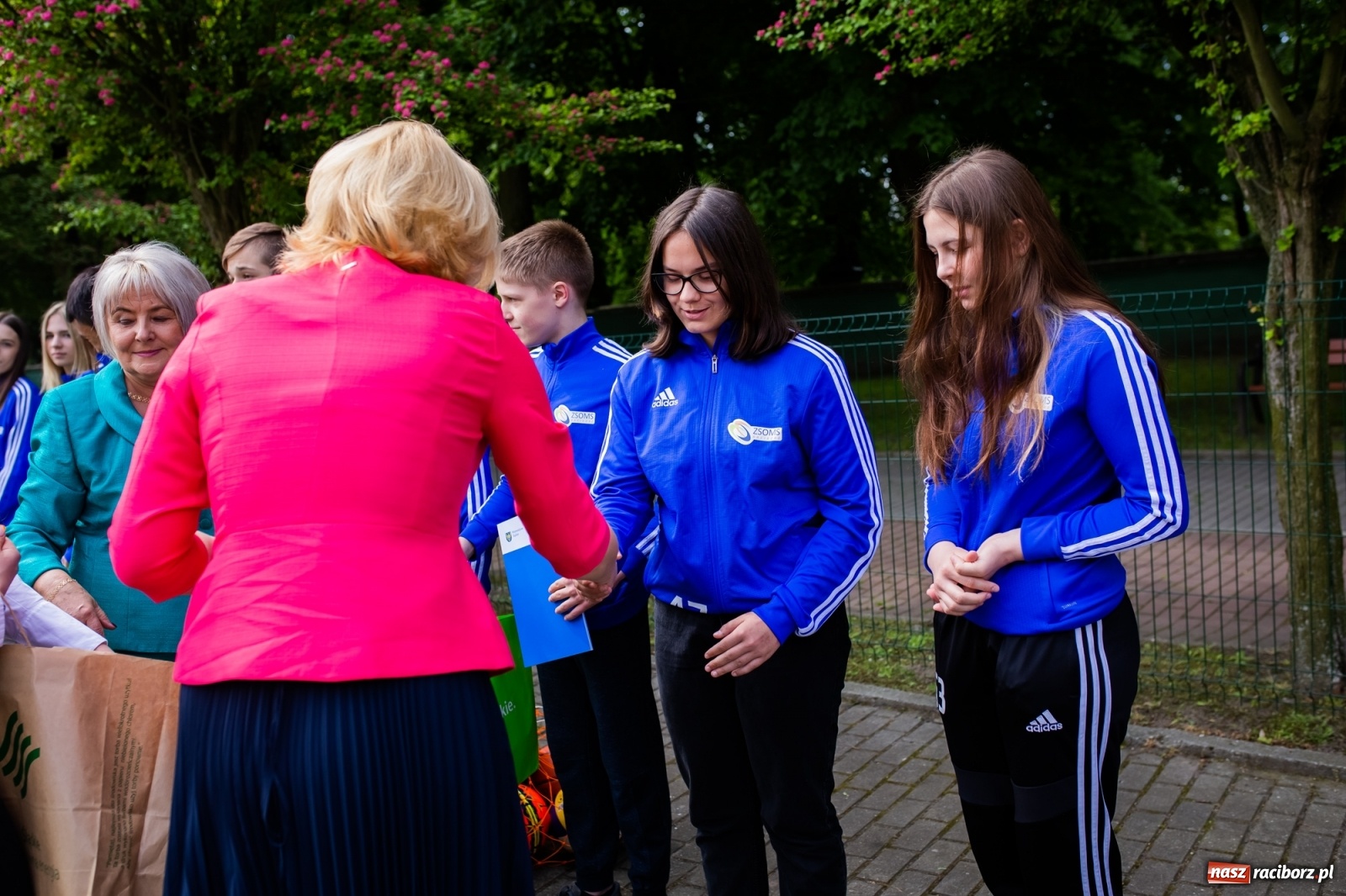 Zdjęcie w galerii na portalu naszraciborz.pl: Tężnia, obiekty sportowe, nagrody - wiceminister i członkini zarządu województwa w Raciborzu [FOTO i WIDEO] wiadomości z regionu