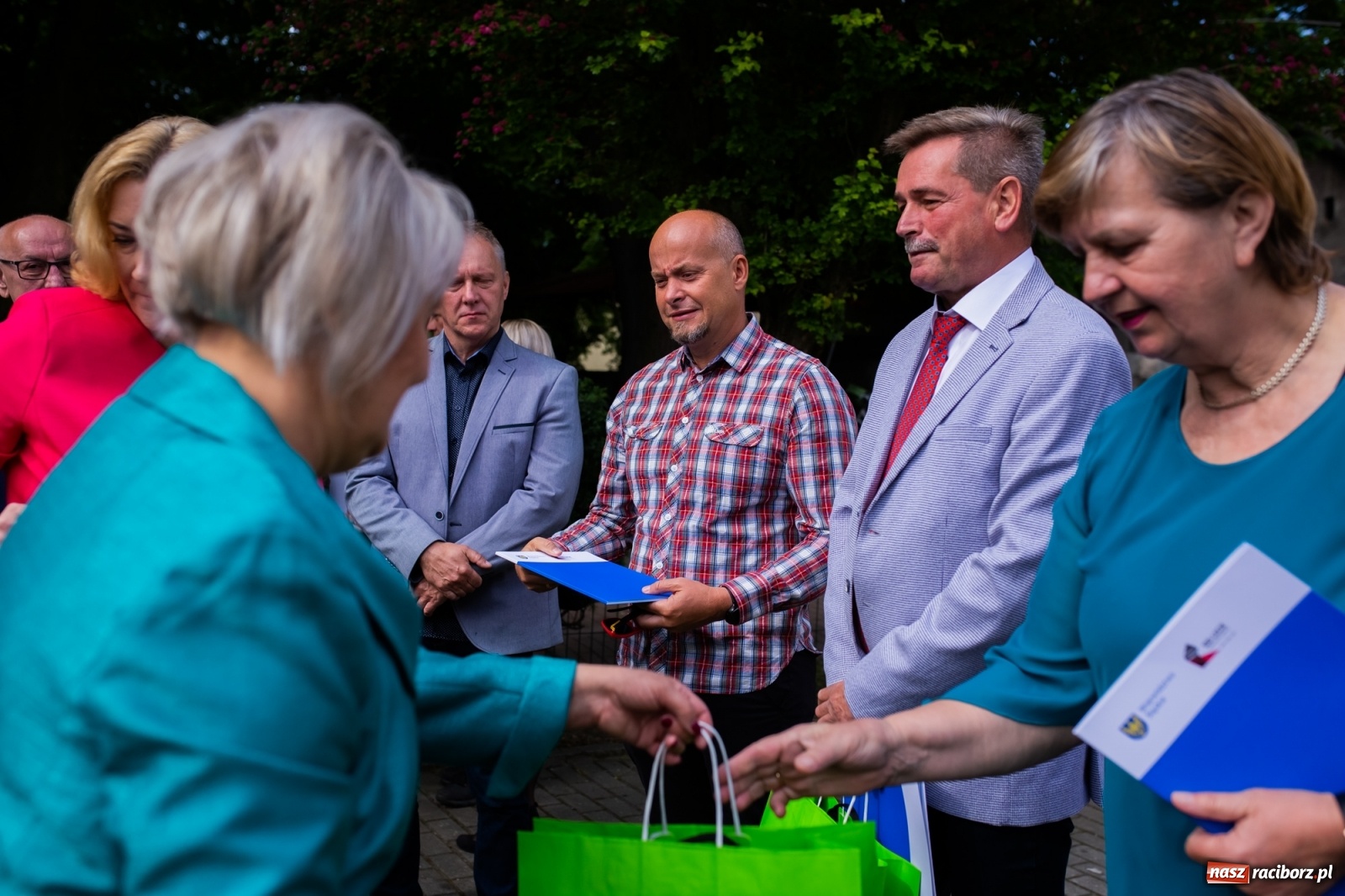 Zdjęcie w galerii na portalu naszraciborz.pl: Tężnia, obiekty sportowe, nagrody - wiceminister i członkini zarządu województwa w Raciborzu [FOTO i WIDEO] wiadomości z regionu