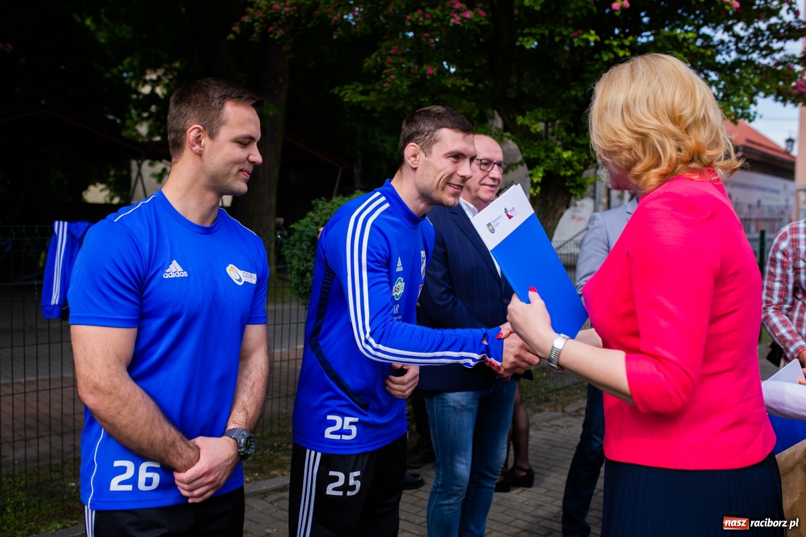 Zdjęcie w galerii na portalu naszraciborz.pl: Tężnia, obiekty sportowe, nagrody - wiceminister i członkini zarządu województwa w Raciborzu [FOTO i WIDEO] wiadomości z regionu