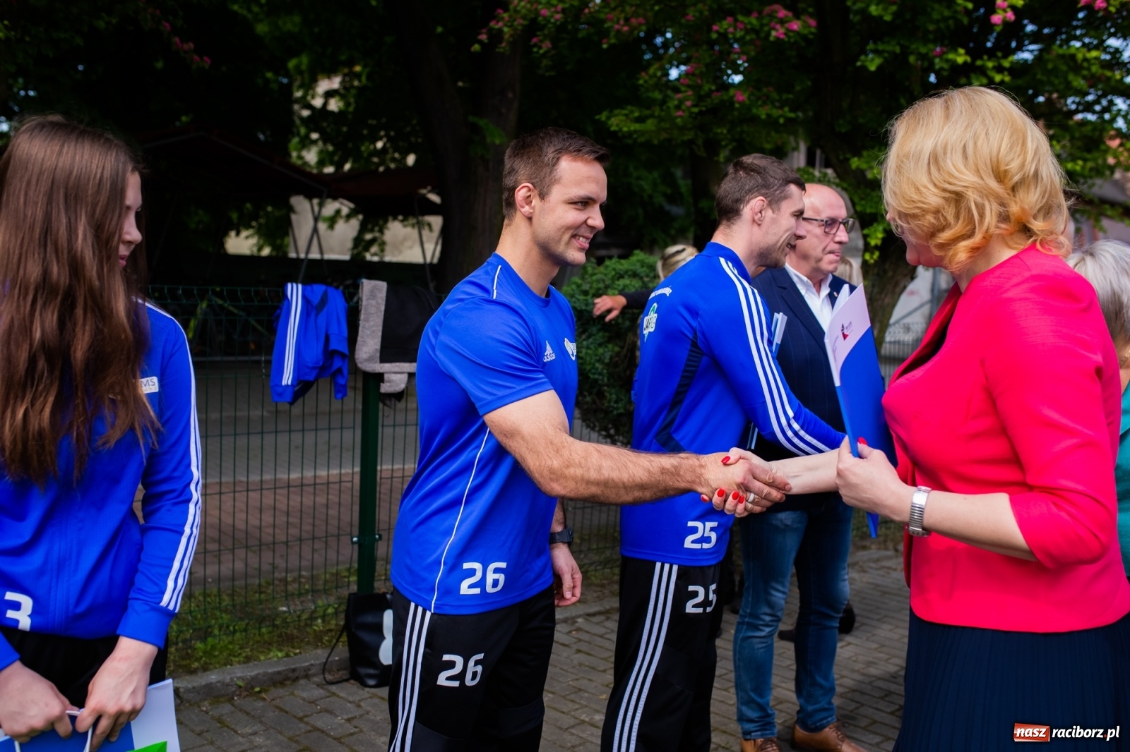 Zdjęcie w galerii na portalu naszraciborz.pl: Tężnia, obiekty sportowe, nagrody - wiceminister i członkini zarządu województwa w Raciborzu [FOTO i WIDEO] wiadomości z regionu