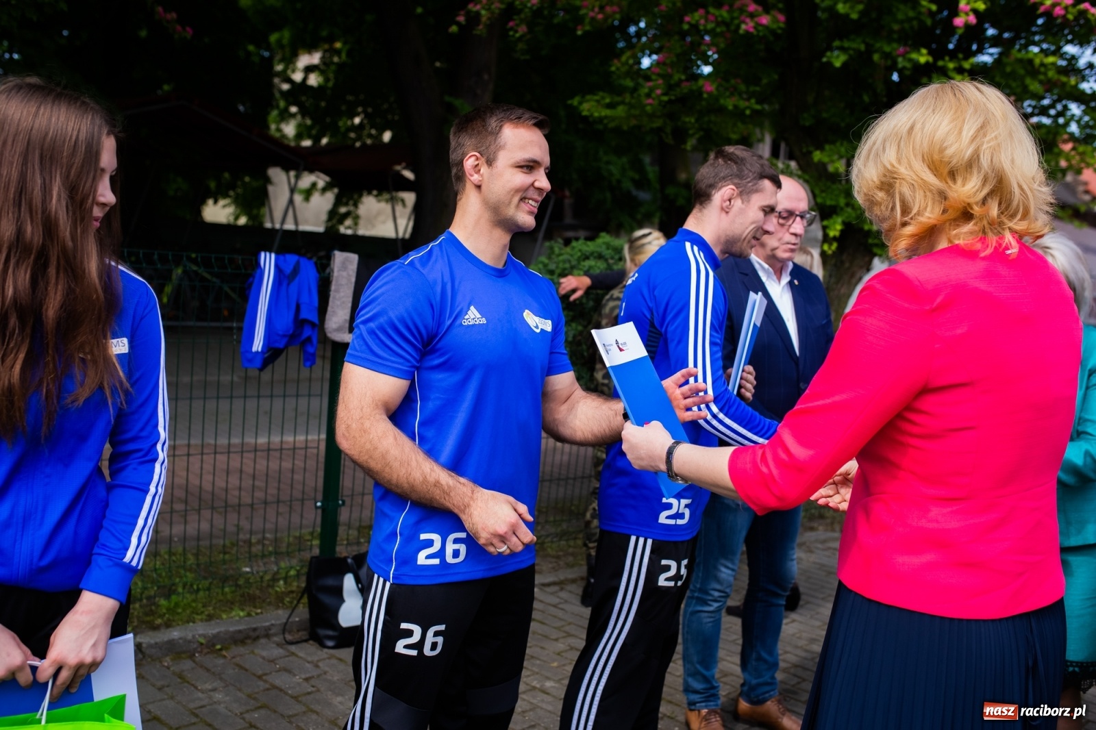 Zdjęcie w galerii na portalu naszraciborz.pl: Tężnia, obiekty sportowe, nagrody - wiceminister i członkini zarządu województwa w Raciborzu [FOTO i WIDEO] wiadomości z regionu