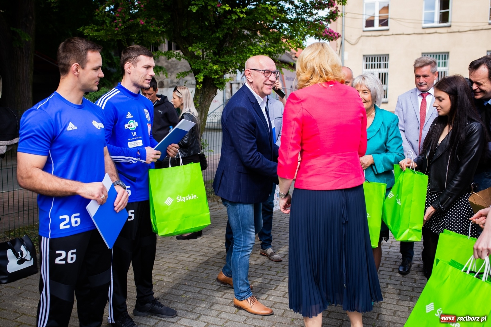 Zdjęcie w galerii na portalu naszraciborz.pl: Tężnia, obiekty sportowe, nagrody - wiceminister i członkini zarządu województwa w Raciborzu [FOTO i WIDEO] wiadomości z regionu