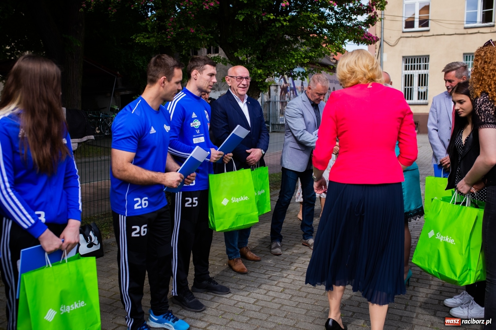Zdjęcie w galerii na portalu naszraciborz.pl: Tężnia, obiekty sportowe, nagrody - wiceminister i członkini zarządu województwa w Raciborzu [FOTO i WIDEO] wiadomości z regionu