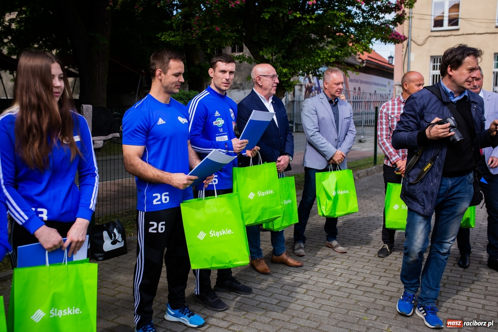 Zdjęcie w galerii na portalu naszraciborz.pl: Tężnia, obiekty sportowe, nagrody - wiceminister i członkini zarządu województwa w Raciborzu [FOTO i WIDEO] wiadomości z regionu