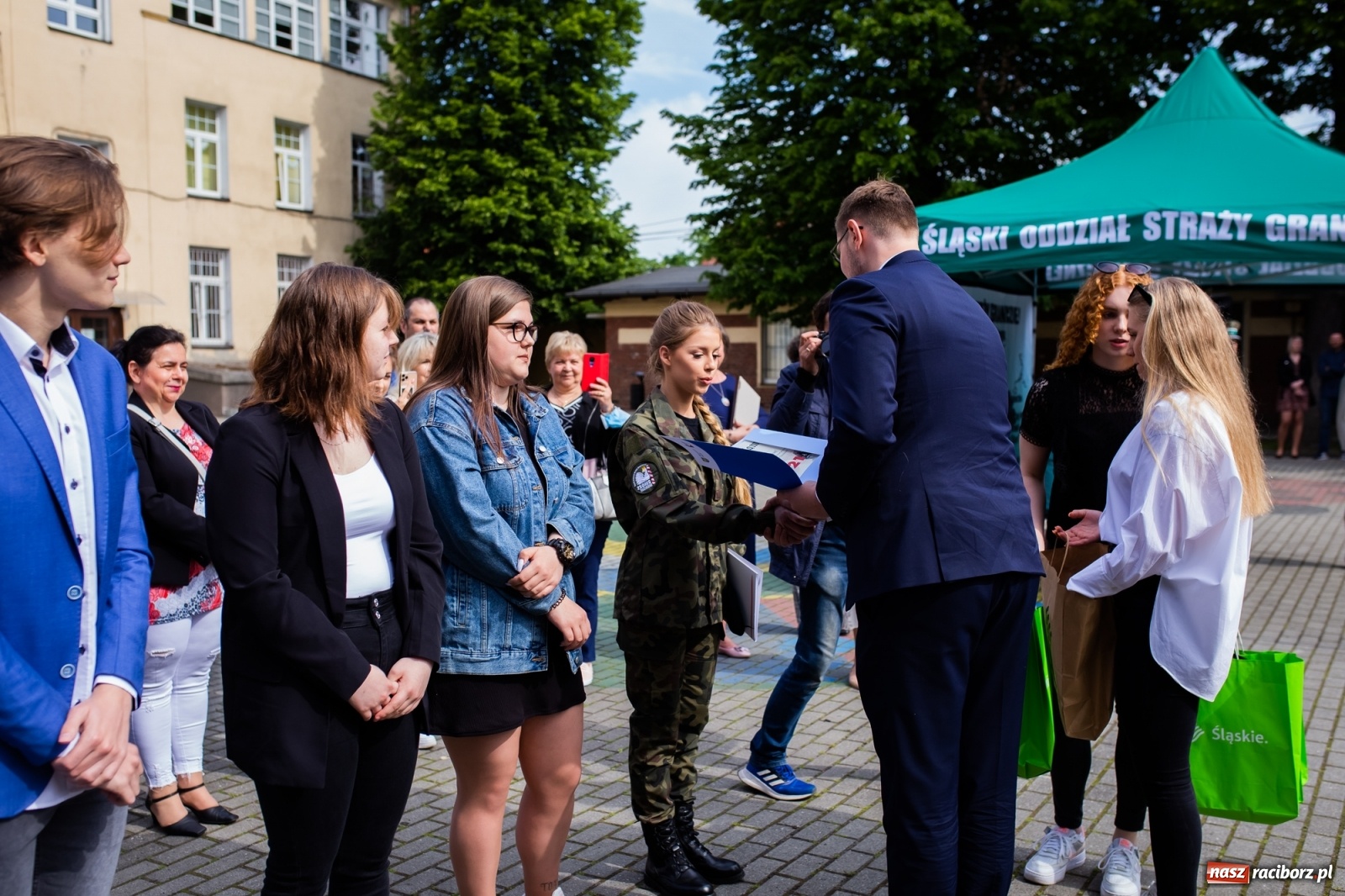 Zdjęcie w galerii na portalu naszraciborz.pl: Tężnia, obiekty sportowe, nagrody - wiceminister i członkini zarządu województwa w Raciborzu [FOTO i WIDEO] wiadomości z regionu