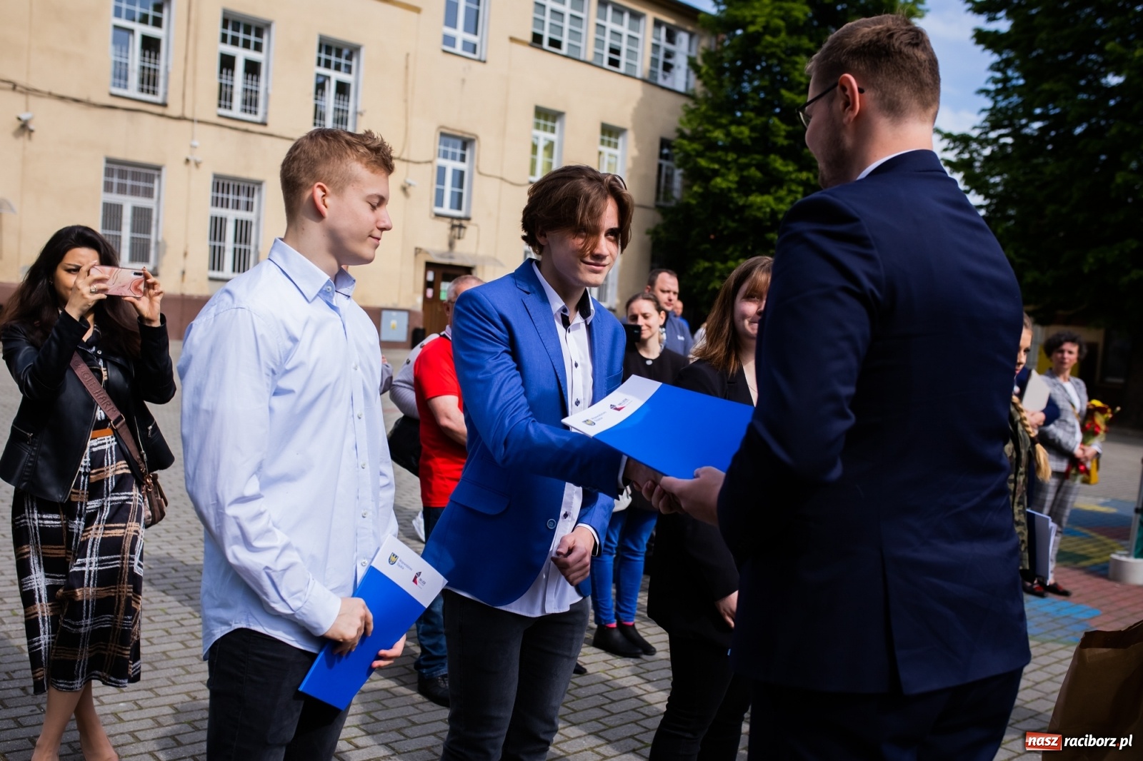 Zdjęcie w galerii na portalu naszraciborz.pl: Tężnia, obiekty sportowe, nagrody - wiceminister i członkini zarządu województwa w Raciborzu [FOTO i WIDEO] wiadomości z regionu