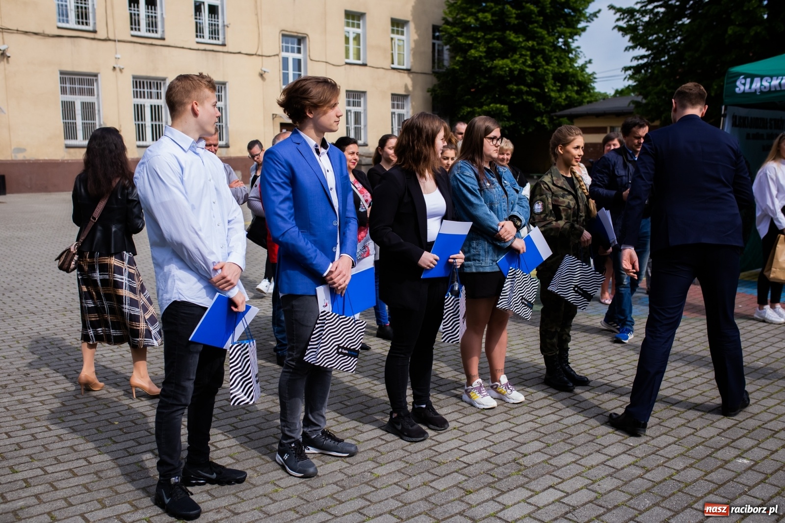Zdjęcie w galerii na portalu naszraciborz.pl: Tężnia, obiekty sportowe, nagrody - wiceminister i członkini zarządu województwa w Raciborzu [FOTO i WIDEO] wiadomości z regionu