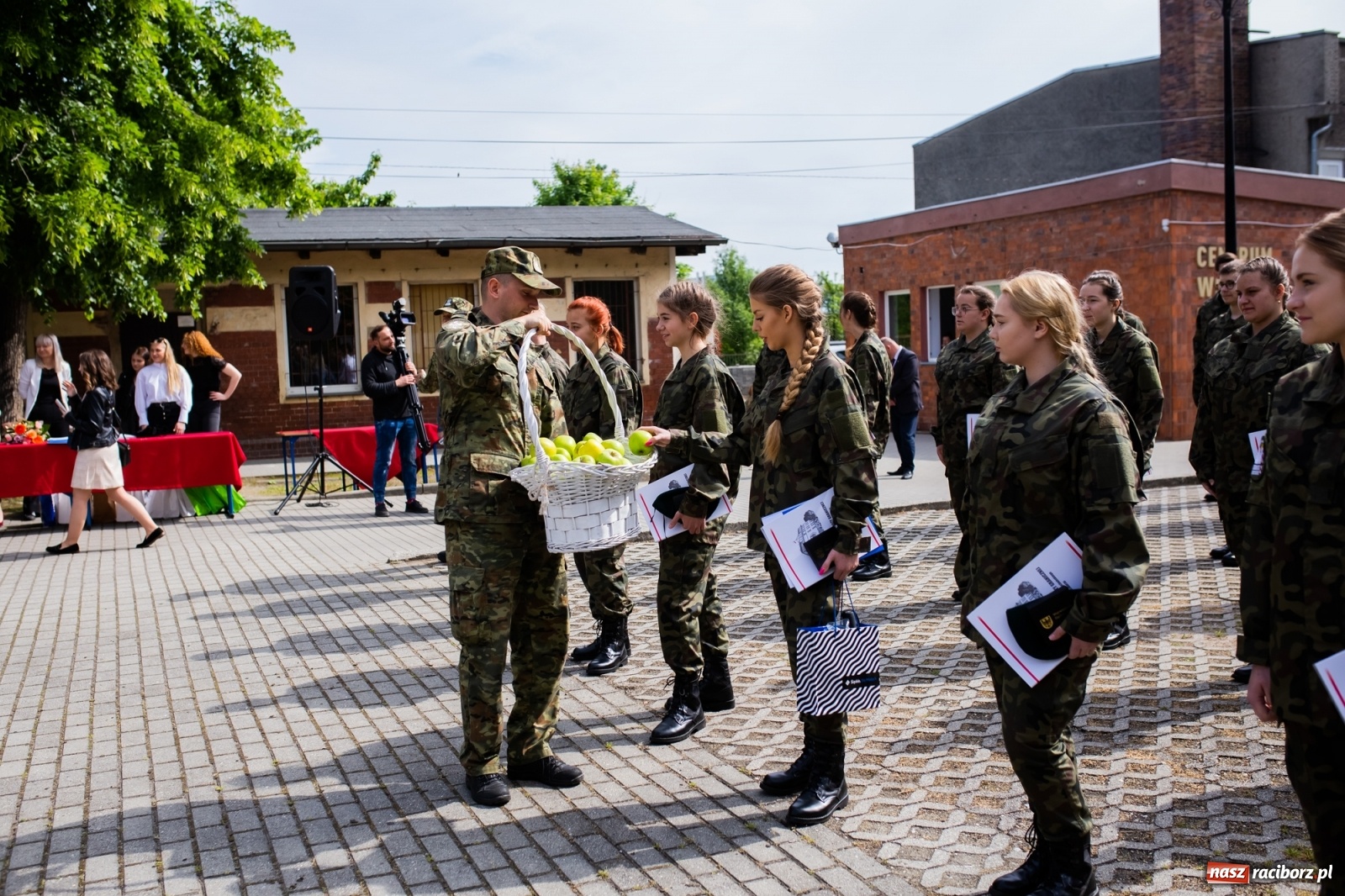 Zdjęcie w galerii na portalu naszraciborz.pl: Tężnia, obiekty sportowe, nagrody - wiceminister i członkini zarządu województwa w Raciborzu [FOTO i WIDEO] wiadomości z regionu
