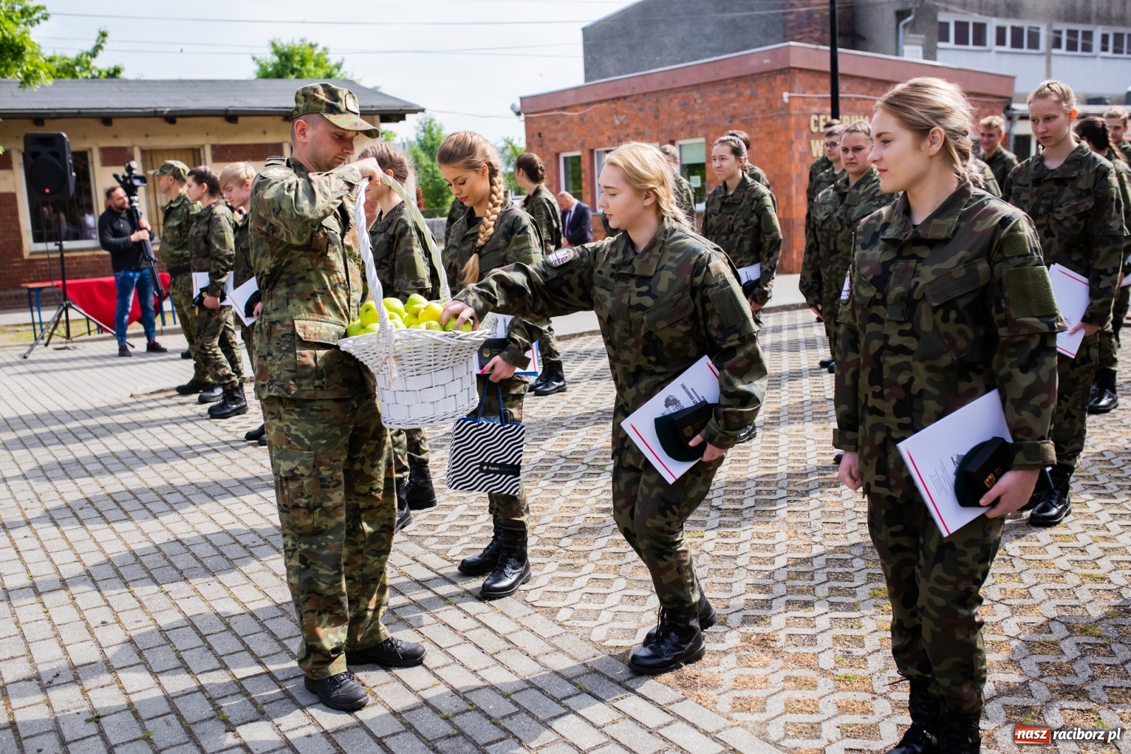 Zdjęcie w galerii na portalu naszraciborz.pl: Tężnia, obiekty sportowe, nagrody - wiceminister i członkini zarządu województwa w Raciborzu [FOTO i WIDEO] wiadomości z regionu