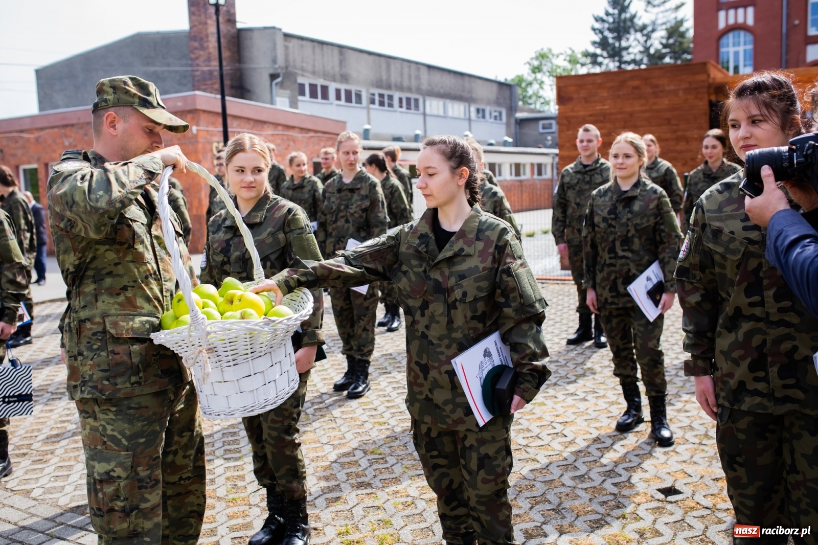 Zdjęcie w galerii na portalu naszraciborz.pl: Tężnia, obiekty sportowe, nagrody - wiceminister i członkini zarządu województwa w Raciborzu [FOTO i WIDEO] wiadomości z regionu