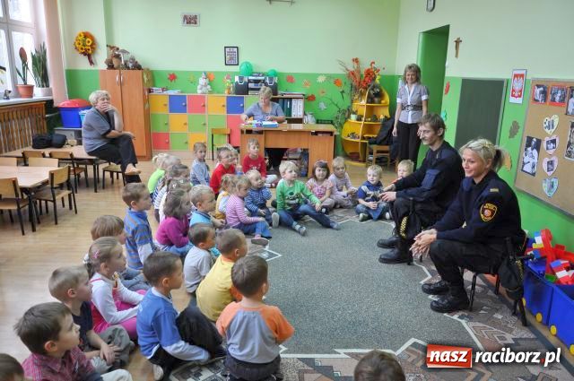 Zdjęcie w galerii na portalu naszraciborz.pl: Strażnik miejski przyjacielem dzieci... wiadomości z regionu