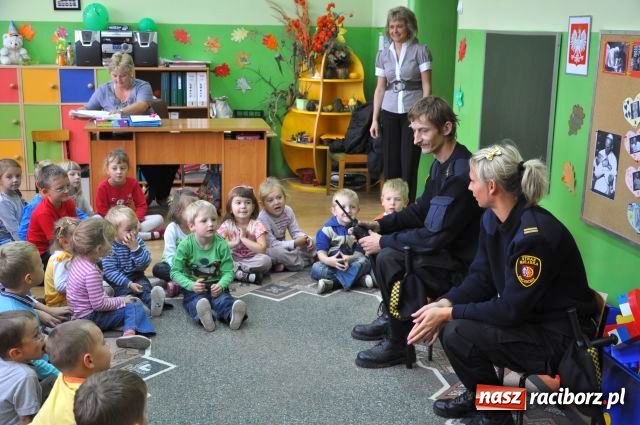Zdjęcie w galerii na portalu naszraciborz.pl: Strażnik miejski przyjacielem dzieci... wiadomości z regionu