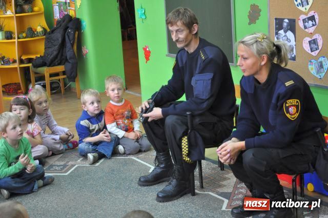 Zdjęcie w galerii na portalu naszraciborz.pl: Strażnik miejski przyjacielem dzieci... wiadomości z regionu