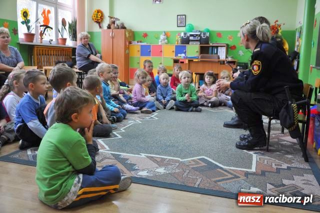 Zdjęcie w galerii na portalu naszraciborz.pl: Strażnik miejski przyjacielem dzieci... wiadomości z regionu
