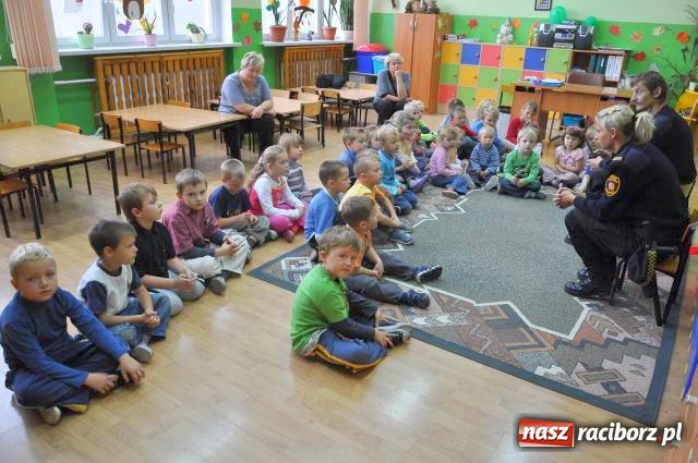 Zdjęcie w galerii na portalu naszraciborz.pl: Strażnik miejski przyjacielem dzieci... wiadomości z regionu