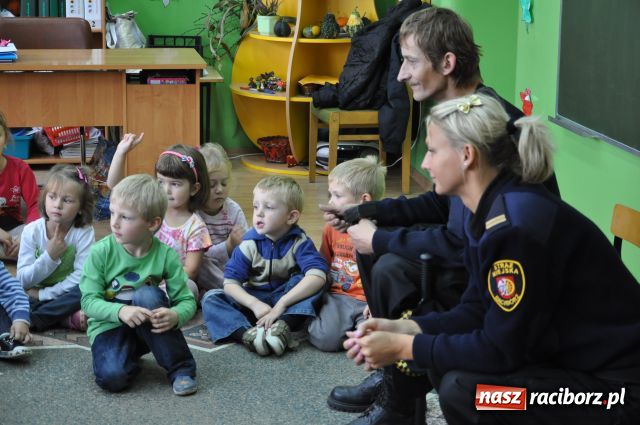 Zdjęcie w galerii na portalu naszraciborz.pl: Strażnik miejski przyjacielem dzieci... wiadomości z regionu