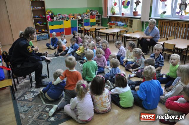 Zdjęcie w galerii na portalu naszraciborz.pl: Strażnik miejski przyjacielem dzieci... wiadomości z regionu