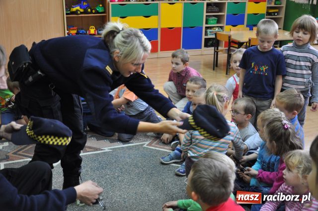 Zdjęcie w galerii na portalu naszraciborz.pl: Strażnik miejski przyjacielem dzieci... wiadomości z regionu
