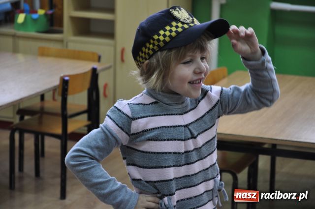 Zdjęcie w galerii na portalu naszraciborz.pl: Strażnik miejski przyjacielem dzieci... wiadomości z regionu