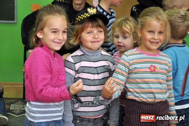 Zdjęcie w galerii na portalu naszraciborz.pl: Strażnik miejski przyjacielem dzieci... wiadomości z regionu