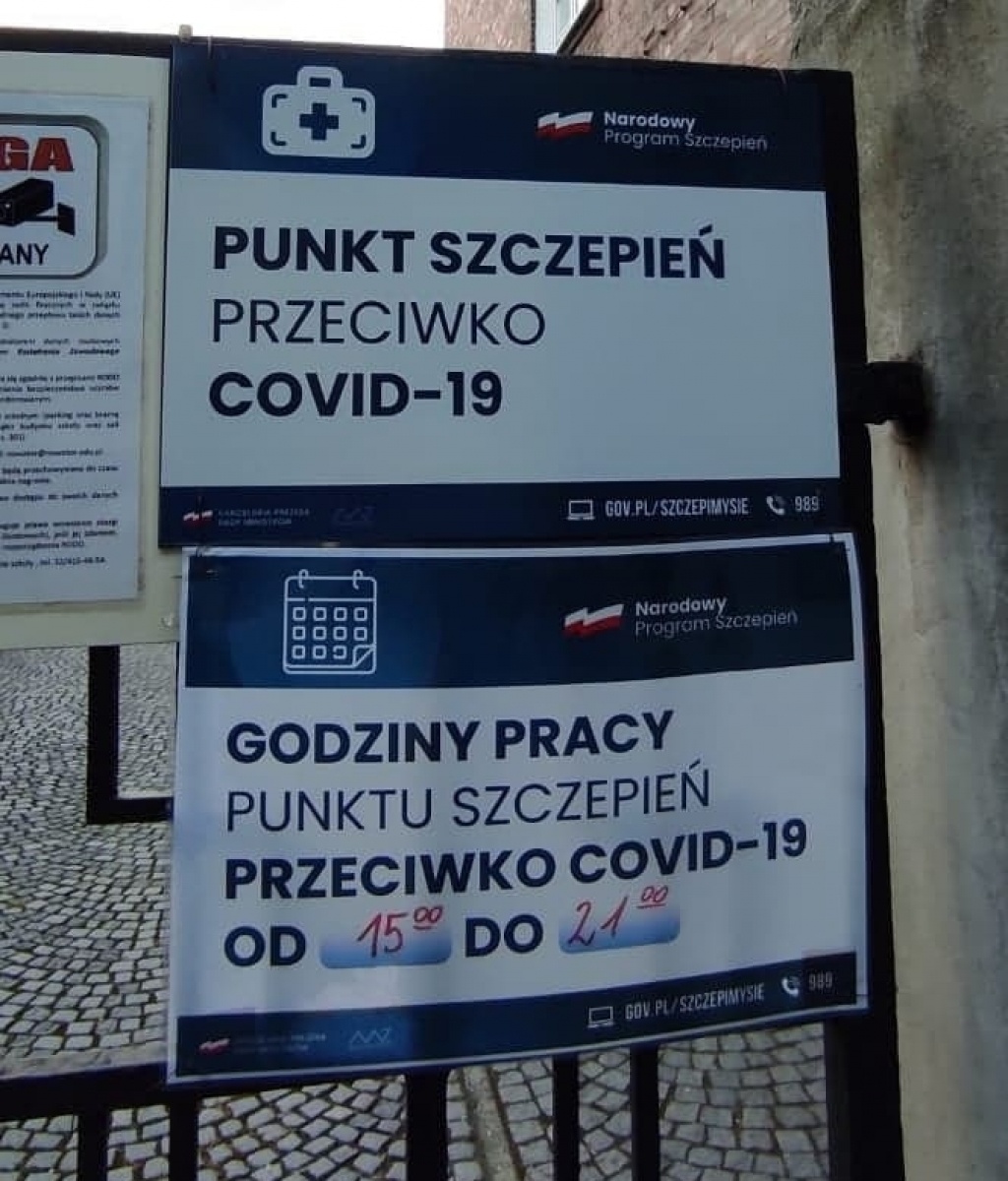 Zdjęcie w galerii na portalu naszraciborz.pl: Ze szczepionkami jak z kubańskimi pomarańczami. Kolejka na sto osób na Wileńskiej i żale do władz wiadomości z regionu