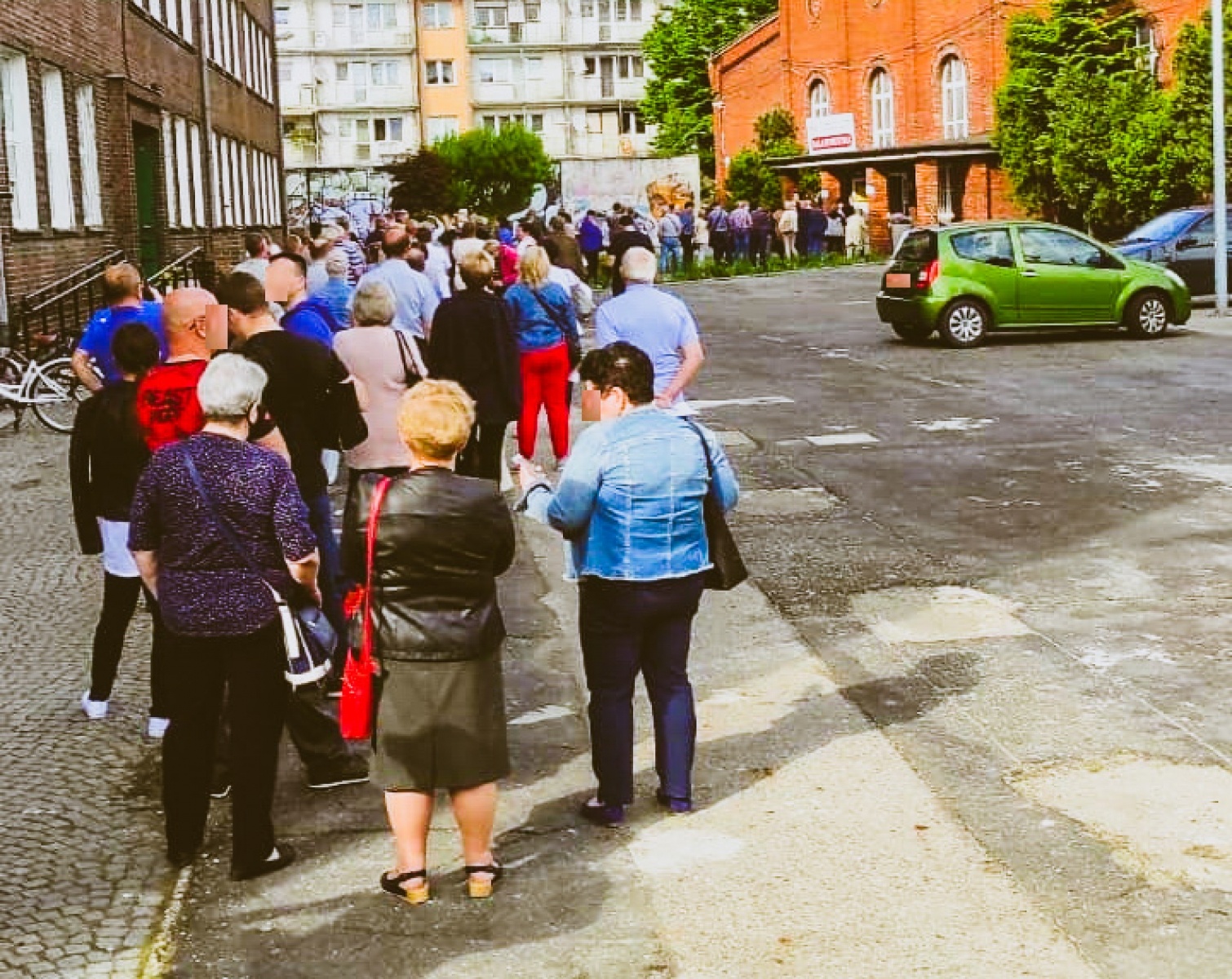 Zdjęcie w galerii na portalu naszraciborz.pl: Ze szczepionkami jak z kubańskimi pomarańczami. Kolejka na sto osób na Wileńskiej i żale do władz wiadomości z regionu