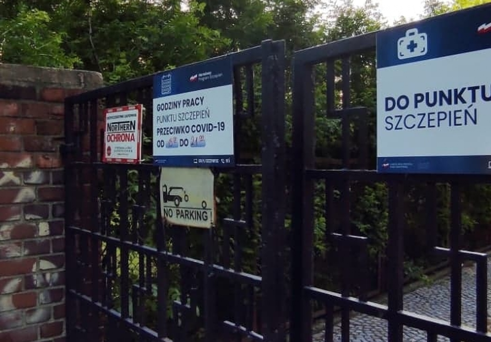 Zdjęcie w galerii na portalu naszraciborz.pl: Ze szczepionkami jak z kubańskimi pomarańczami. Kolejka na sto osób na Wileńskiej i żale do władz wiadomości z regionu